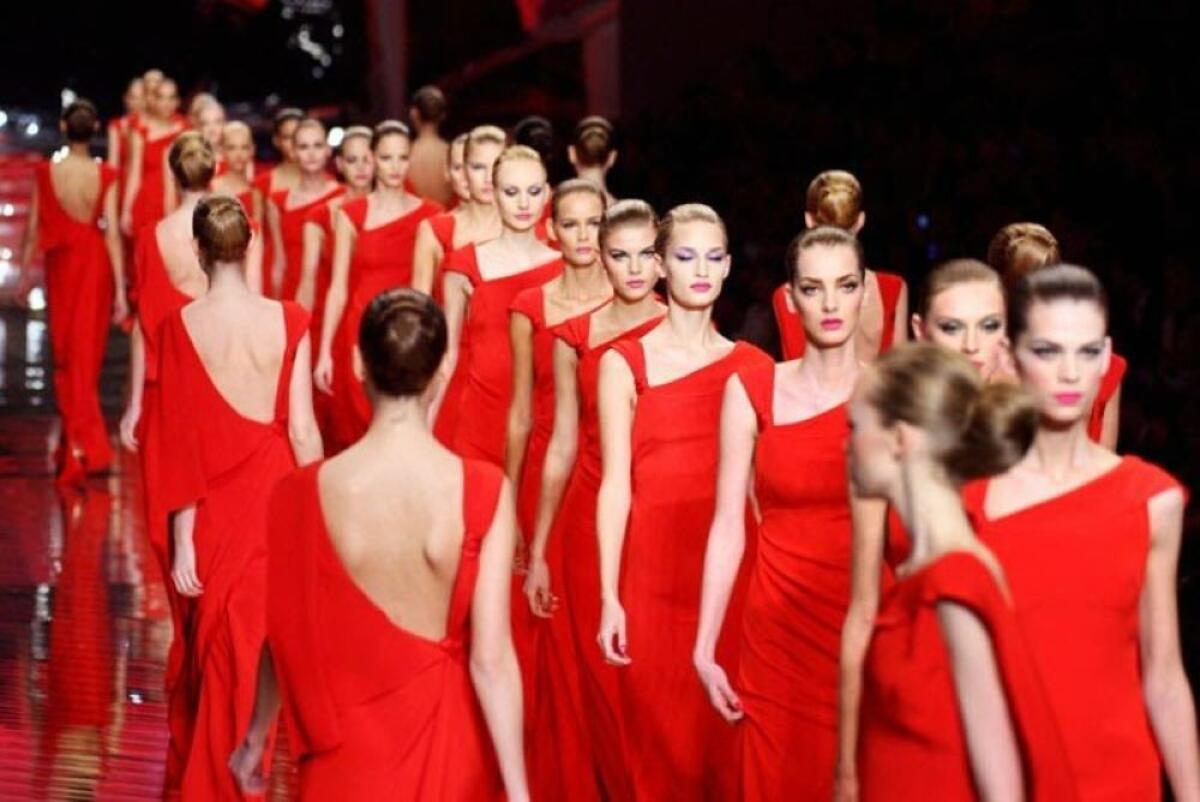 Mettiamo sempre il rosso nel nostro guardaroba, è il re sublime dei colori - Foto: moda.mam-e.it/valentino/