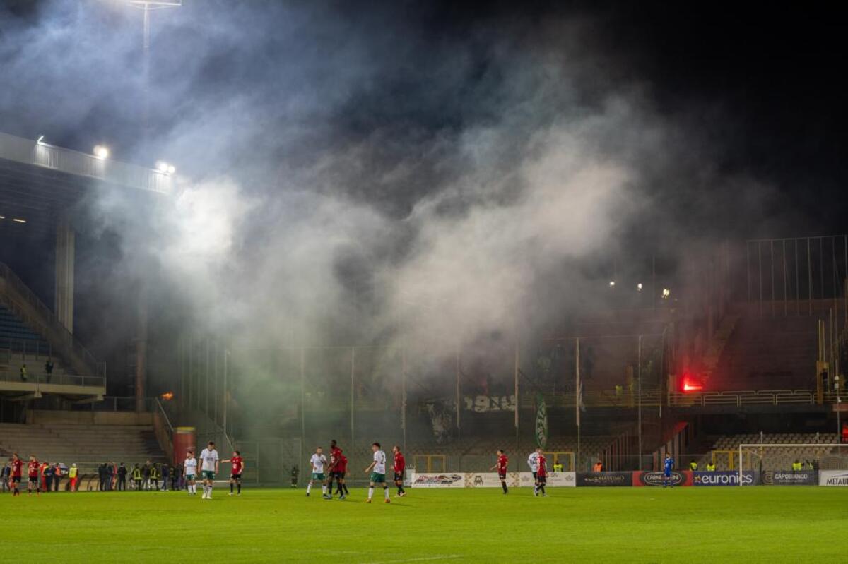 Foggia, le ultime notizie per le sfide con Crotone e Cerignola - Immagine in evidenza: uno scatto dei tifosi durante Foggia-Avellino (Serie C - girone C 22/23) - crediti: foto di Mario Marino (RIPRODUZIONE RISERVATA)