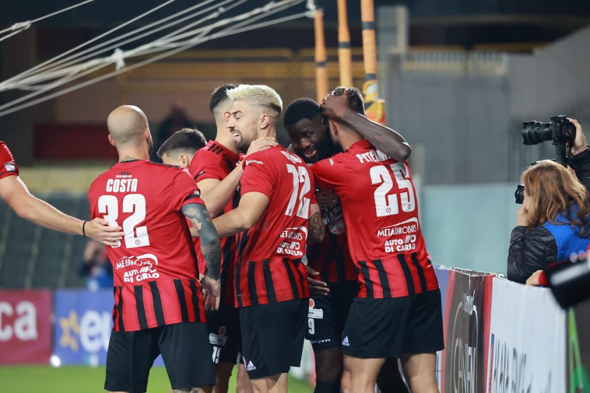 Foggia, i convocati per il Messina: tra assenze e nuovi volti - Immagine in evidenza: uno scatto di Avellino-Foggia 1-1 (Serie C - girone C 22/23) - crediti: foto di Luigia Spinelli (RIPRODUZIONE RISERVATA)