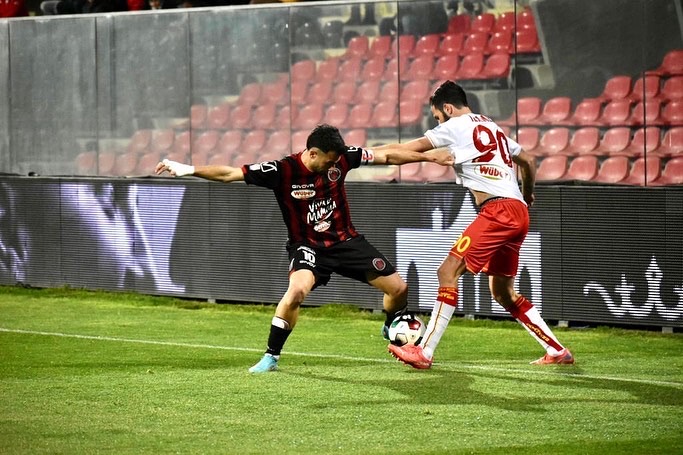 Immagine in evidenza: Pietro Iemmello (di spalle) durante Foggia-Catanzaro 2-6 (Serie C - girone C, stagione 2021/2022) - crediti: foto di Luigia Spinelli
