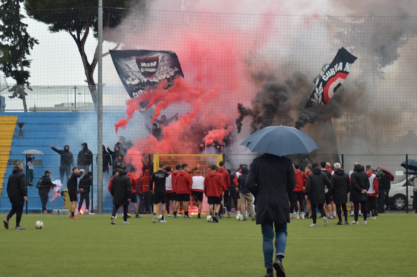 Immagine in evidenza: i tifosi del Foggia caricano la squadra in vista del derby col Cerignola - crediti foto: pagina ufficiale Facebook Calcio Foggia 1920