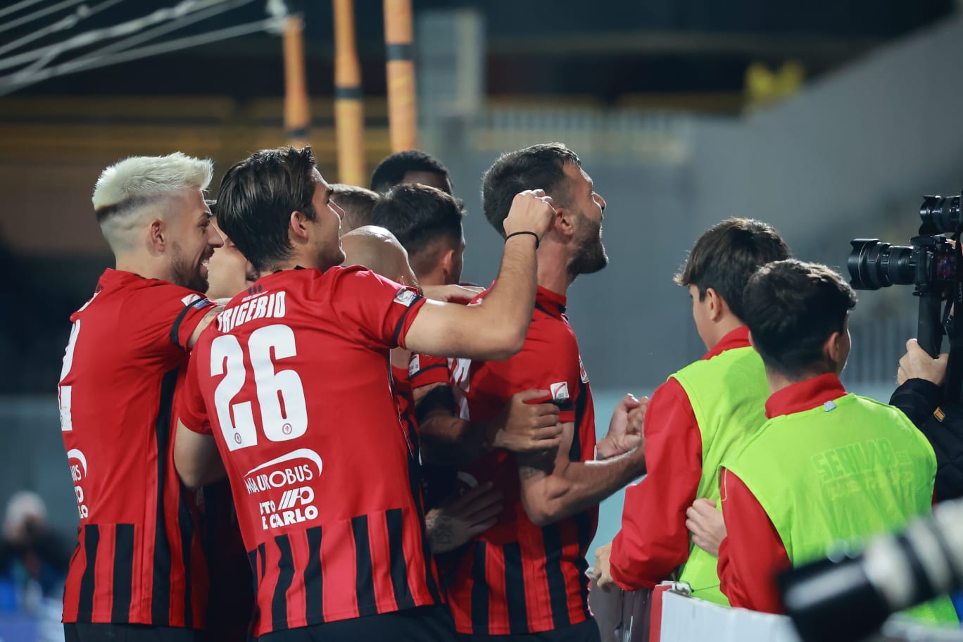 L’esultanza del Foggia dopo il rigore realizzato da Petermann che ha portato i rossoneri in vantaggio. Crediti: Luigia Spinelli, riproduzione riservata