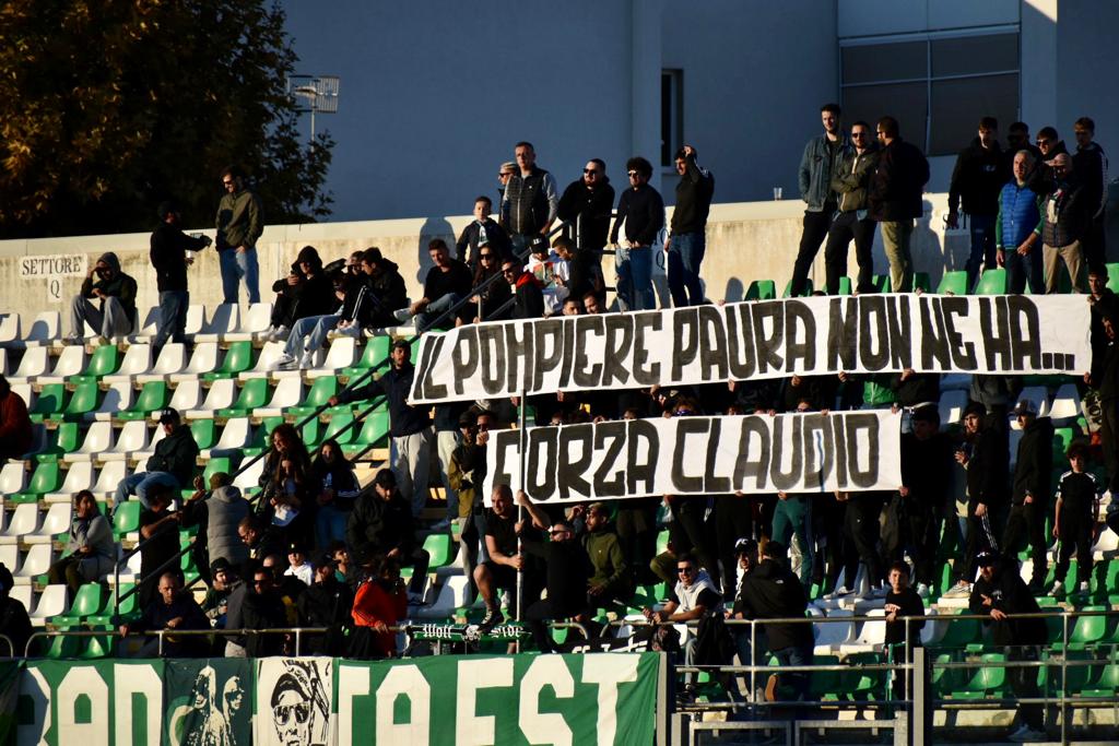 Lo striscione dei tifosi del Monopoli per Claudio D’Ascanio, in occasione di Monopoli-Foggia. Crediti: Luigia Spinelli