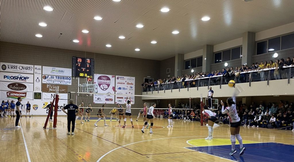 Il volley entusiasma Cerignola, si tinge di fucsia il primo derby B2