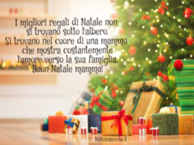 I migliori regali di Natale non si trovano sotto l'albero. Si trovano nel cuore di una mamma che mostra costantemente l'amore verso la sua famiglia. Buon Natale mamma!