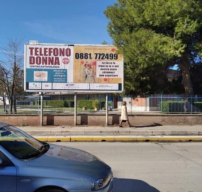 In copertina il gruppo di "Impegno Donna" con la presidente Franca Dente. Nel testo i 6x3 di Telefono Donna in questi giorni per le strade Foggia (vle Degli Aviatori)