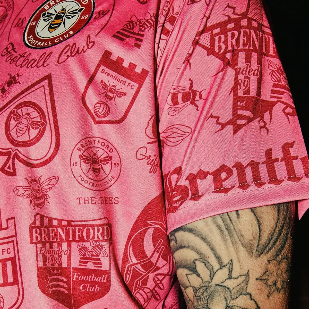 Il Brentford ha usato i tatuaggi dei tifosi per creare la nuova maglia - La maglia del Brentford è stata realizzata usando le grafiche dei tatuaggi dei propri tifosi: crediti, Brentford FC