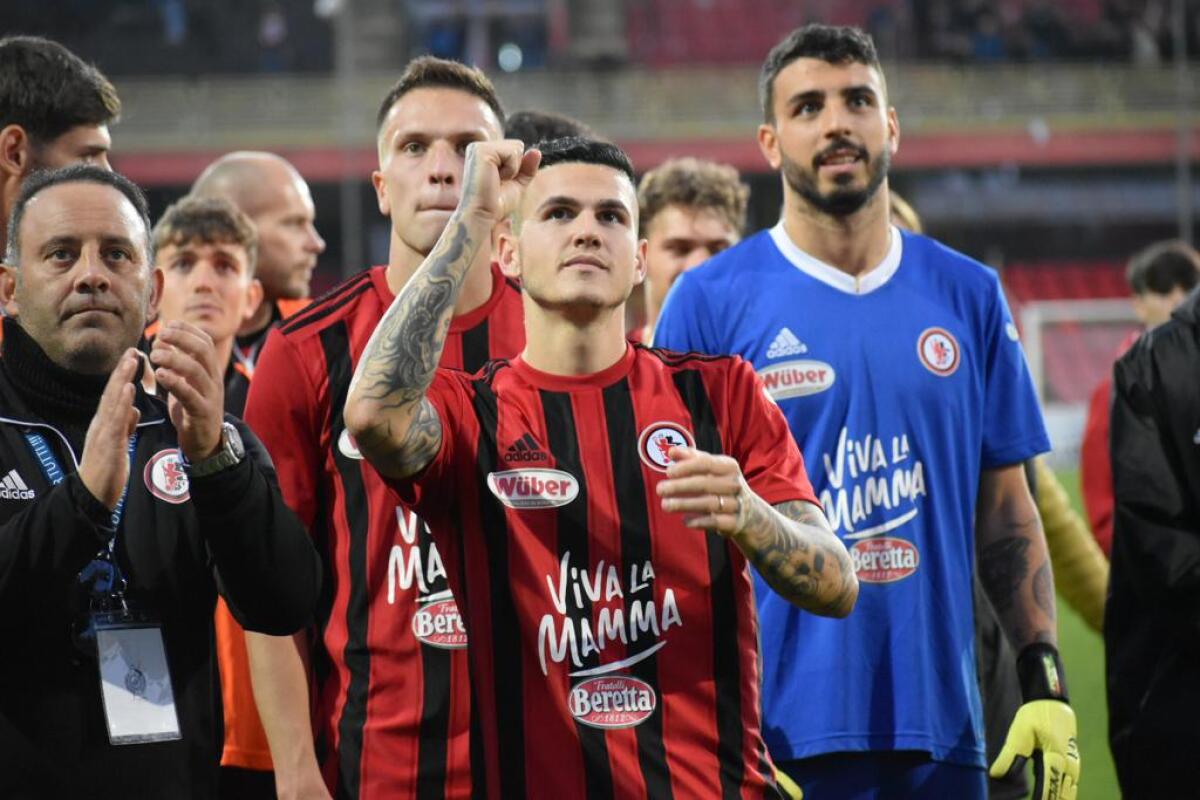 Le prossime sfide del Foggia prima della pausa natalizia - Immagine in evidenza: Eugenio D'Ursi al termine di Foggia-Catanzaro 2-0 (Coppa Italia Serie C 2022/23) - crediti: foto di Luigia Spinelli (RIPRODUZIONE RISERVATA)