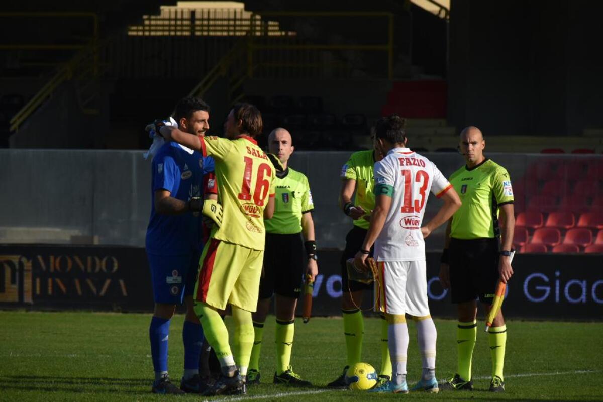 Un arbitro può dirigere squadre della sua stessa Regione? - Immagine in evidenza: uno scatto di Foggia-Catanzaro 2-0 (Coppa Italia Serie C 22/23) - crediti: foto di Luigia Spinelli (RIPRODUZIONE RISERVATA)