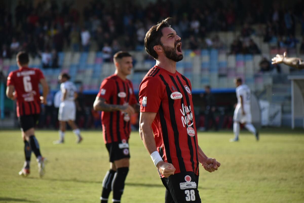 Foggia, Nicolao: "Un onore ricevere questo premio. Lo dedico a..." - Immagine in evidenza: l'esultanza di Giuseppe Nicolao dopo il gol in Foggia-Fidelis Andria (Serie C - girone C 22/23) - crediti: foto di Luigia Spinelli (RIPRODUZIONE VIETATA)