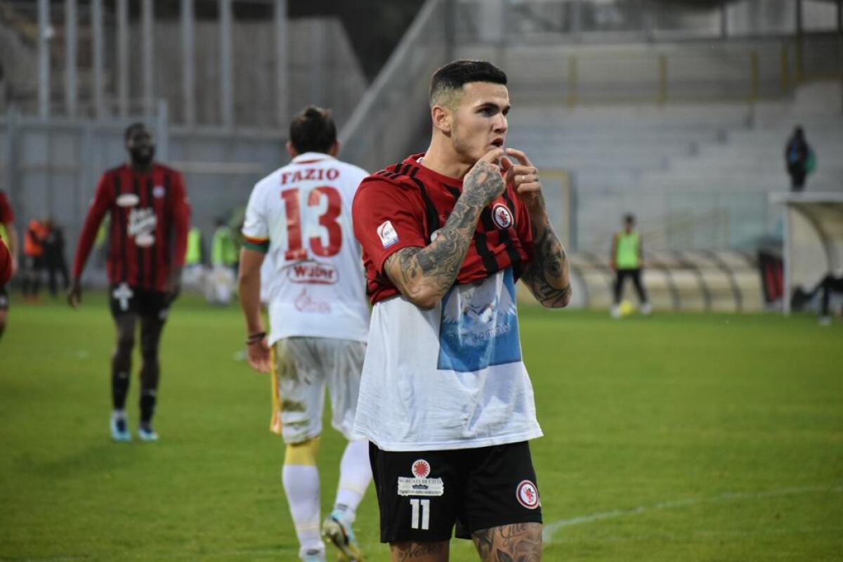 Foggia, D'Ursi: "Contento per vittoria. Possiamo dire la nostra" - Immagine in evidenza: l'esultanza di Eugenio D'Ursi dopo il gol in Foggia-Catanzaro 2-0 (Coppa Italia Serie C 22/23) - crediti: foto di Luigia Spinelli (RIPRODUZIONE RISERVATA)