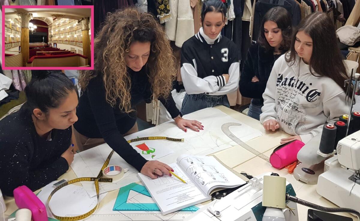 Shangrillà: “Una sartoria teatrale al Giordano di Foggia, perché no?” - In foto Antonella Fusillo con le alune del Pacinotti