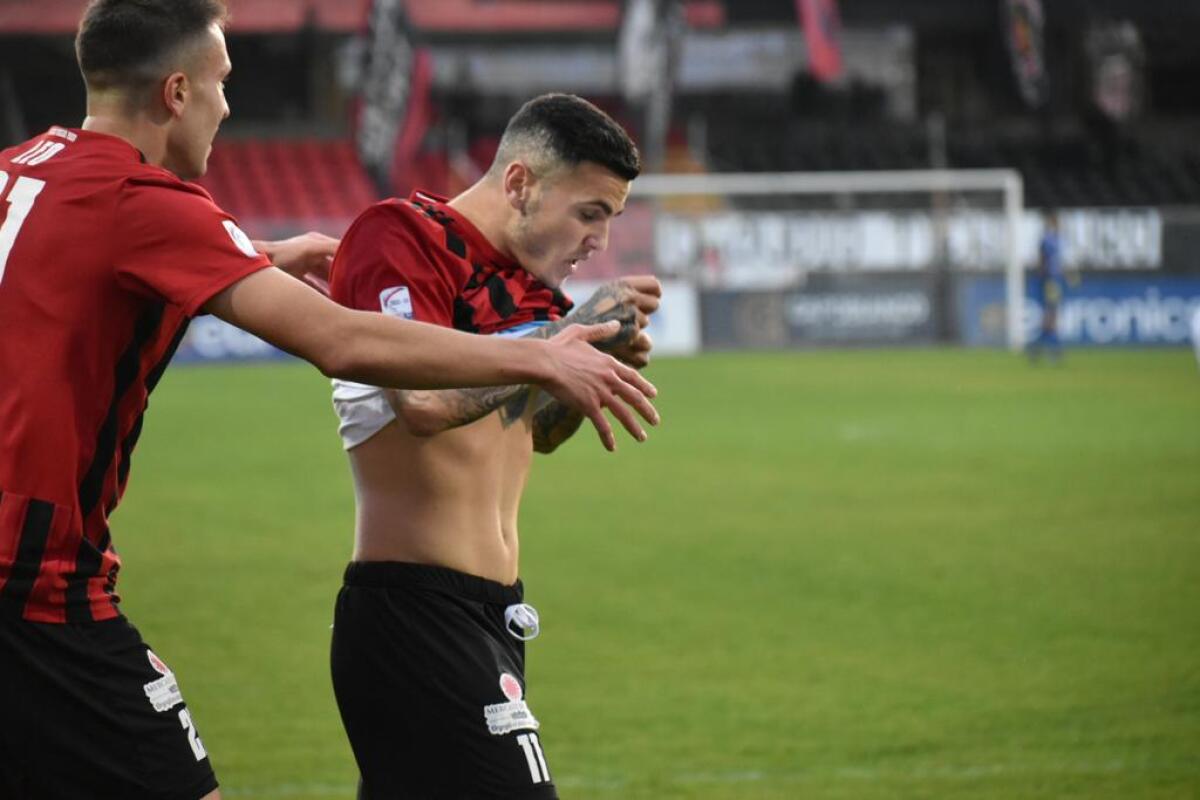 Turris-Foggia, probabili formazioni e dove vederla - Immagine in evidenza: l'esultanza di Eugenio D'Ursi dopo il gol in Foggia-Catanzaro 2-0 (Coppa Italia Serie C 22/23) - crediti: foto di Luigia Spinelli (RIPRODUZIONE RISERVATA)