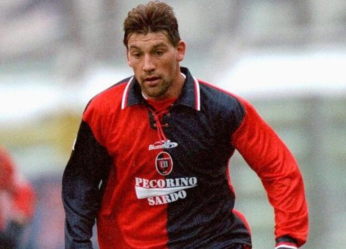 Lutto nel mondo del calcio: addio a Fabian O'Neill - Immagine in evidenza: Fabian O'Neill ai tempi del Cagliari - crediti foto: Wikipedia (pubblico dominio)