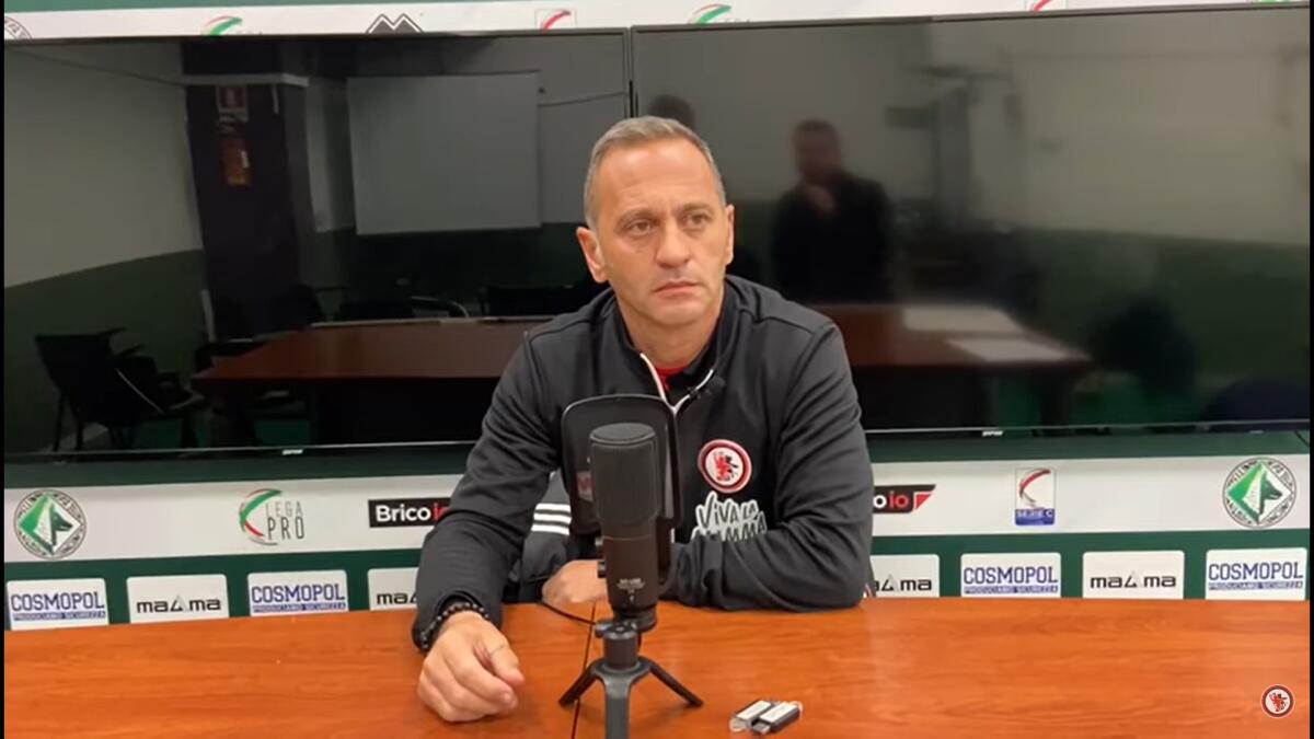 Foggia, Gallo: "Siamo stati dei polli. Primo tempo indifendibile" - Immagine in evidenza: mister Fabio Gallo - crediti foto: screenshot dalla conferenza stampa post Giugliano-Foggia del 04/12/2022 (Serie C - girone C 22/23), pubblicata sul canale YouTube della società rossonera