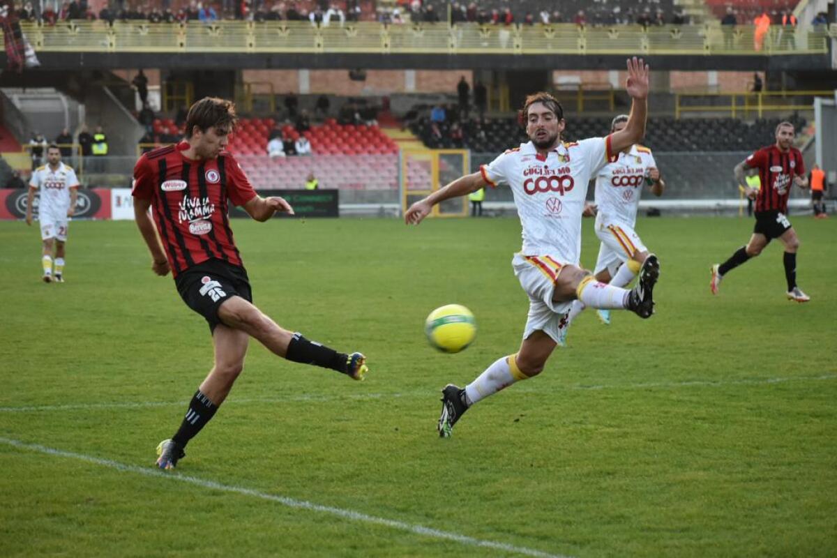 Foggia, la rete di Frigerio era regolare? Il parere della Rai - Immagine in evidenza: Marco Frigerio in azione durante Foggia-Catanzaro 2-0 (Coppa Italia Serie C 22/23) - crediti: foto di Luigia Spinelli (RIPRODUZIONE RISERVATA)
