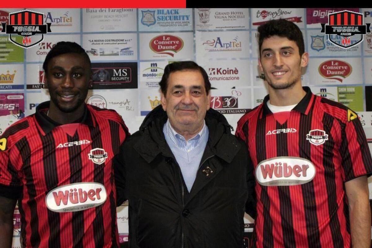 Col Giugliano il Foggia incontra un ex: ecco chi - Una foto dell'epoca, stagione 2014/2015. A sinistra Giovanni Kyeremateng; al centro il presidente di quei tempi, Franco Lo Campo; a destra Daniele Forte. Crediti: Foggia Calcio/pagina facebook: Foggia, amore infinito dal 1920