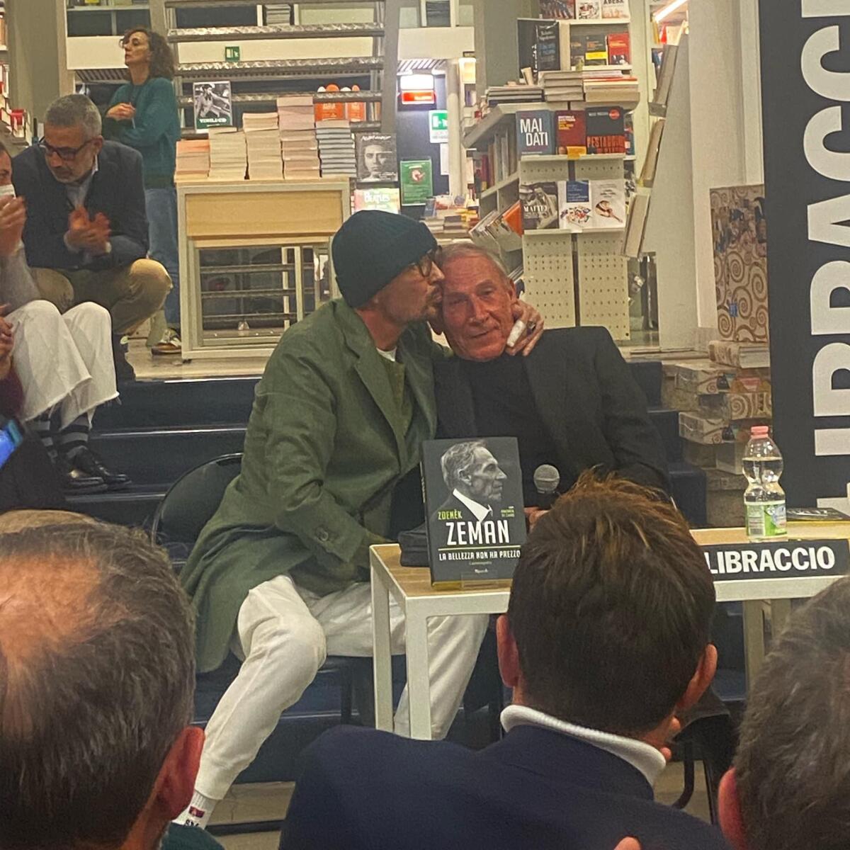 Zeman, lettera per Mihajlovic: "Porto con me il suo ultimo bacio" - Immagine in evidenza: l'abbraccio di Siniša Mihajlović a Zdeněk Zeman - crediti foto: GruppoZeman.com
