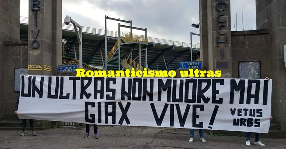 Immagine in evidenza: i tifosi della Viterbese per Giax - crediti foto: pagina Facebook Romanticismo Ultras