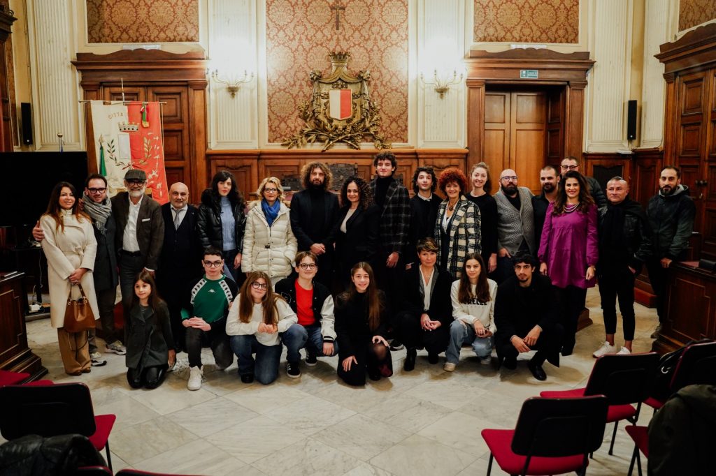 Foto del cast dopo la presentazione del film a Bari