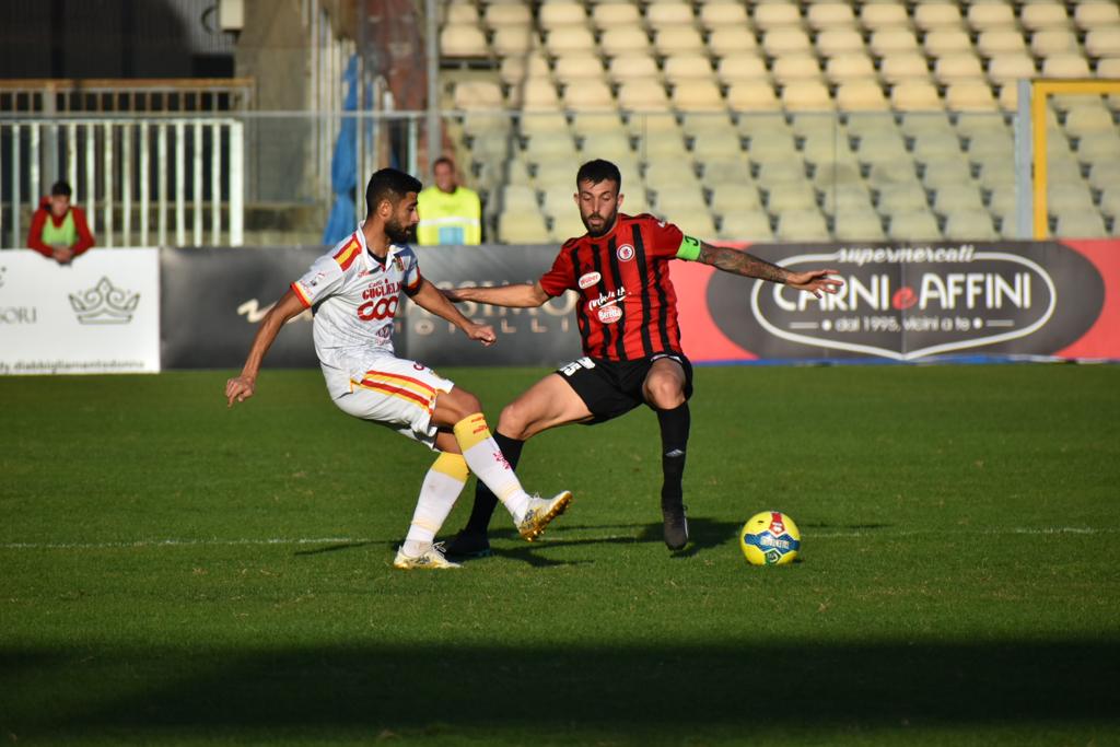 Immagine in evidenza: Davide Petermann in azione durante Foggia-Catanzaro 2-0 (Coppa Italia Serie C 22/23) - crediti: foto di Luigia Spinelli (RIPRODUZIONE RISERVATA)