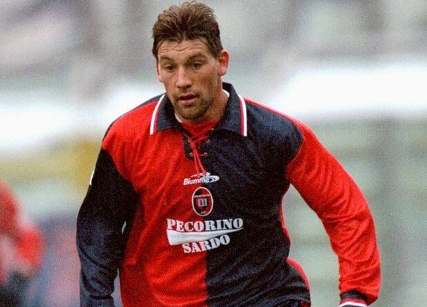 Immagine in evidenza: Fabian O'Neill ai tempi del Cagliari - crediti foto: Wikipedia (pubblico dominio)