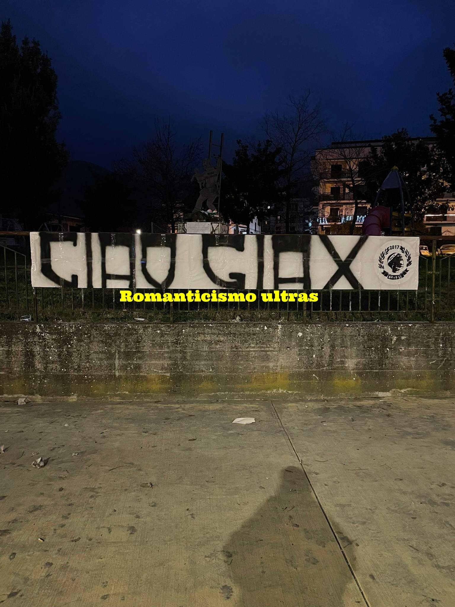Immagine in evidenza: i tifosi del Caserta (basket) per Giax - crediti foto: pagina Facebook Romanticismo Ultras