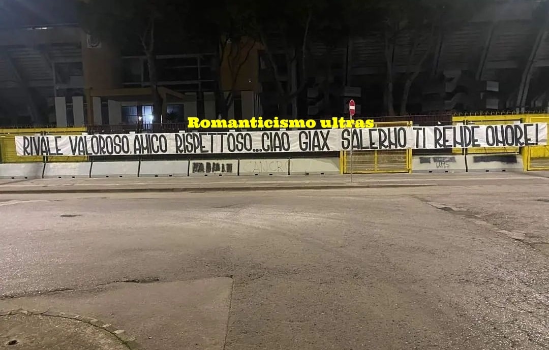 Immagine in evidenza: i tifosi della Salernitana per Giax - crediti foto: pagina Facebook Romanticismo Ultras