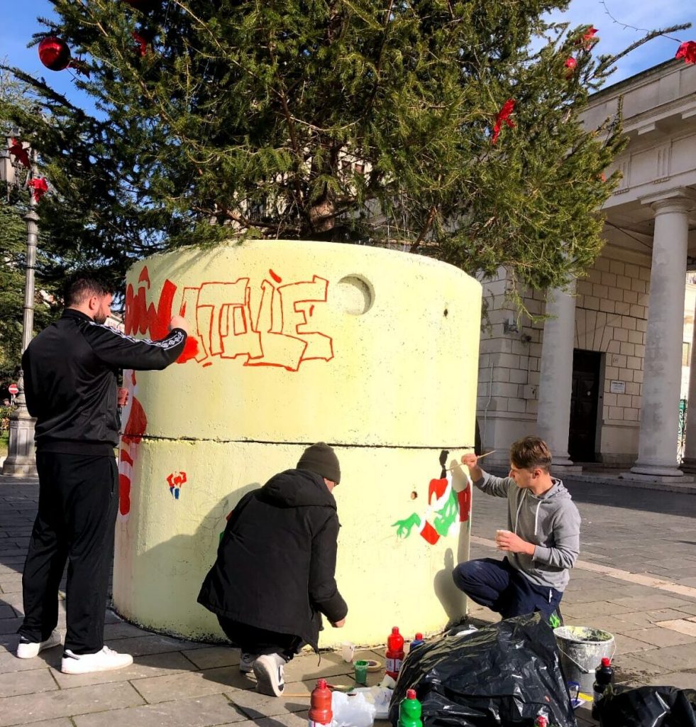 L’Accademia di Belle Arti di Foggia decora la base degli alberi di Natale
