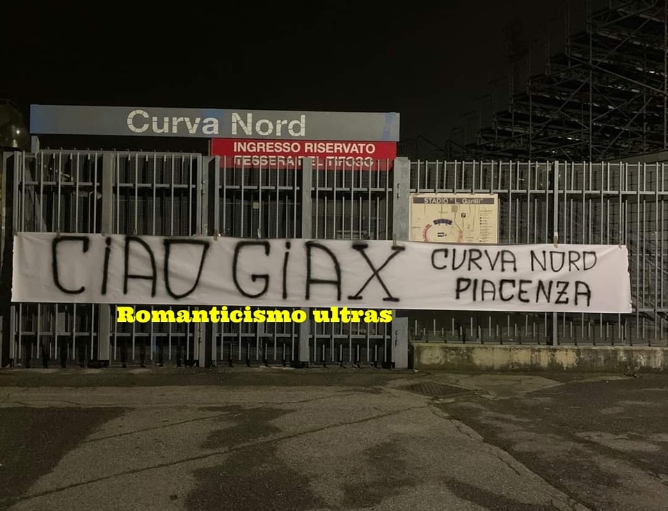 Immagine in evidenza: i tifosi del Piacenza per Giax - crediti foto: pagina Facebook Romanticismo Ultras
