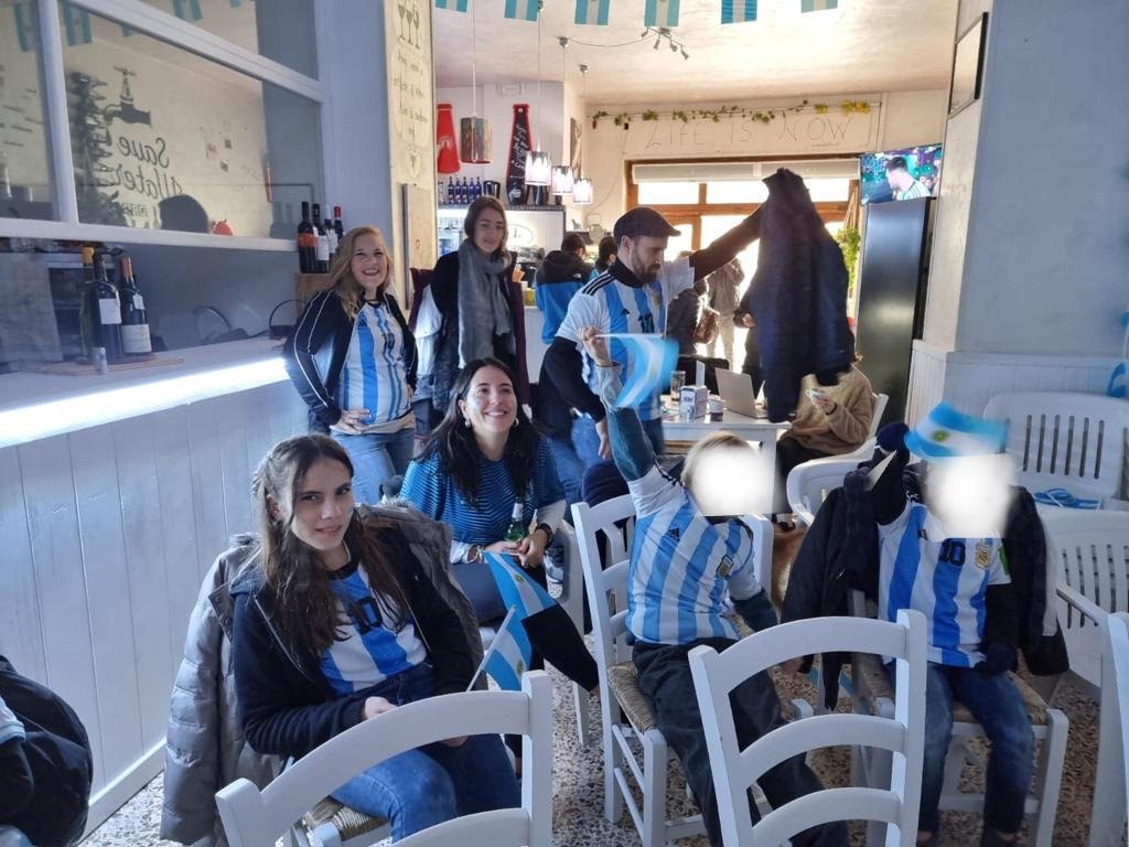 Tifosi dell'Argentina presso il bar Moodup di Biccari