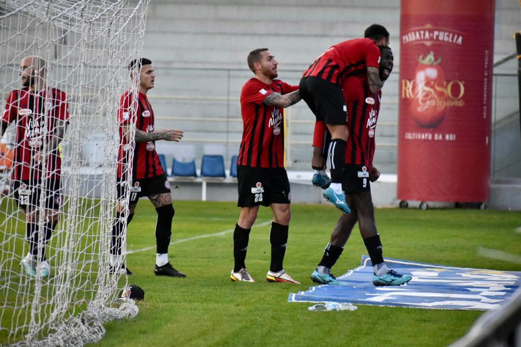 Immagine in evidenza: l'esultanza di Roberto Ogunseye dopo il gol in Foggia-Catanzaro 2-0 (Coppa Italia Serie C 22/23) - crediti: foto di Luigia Spinelli (RIPRODUZIONE RISERVATA)