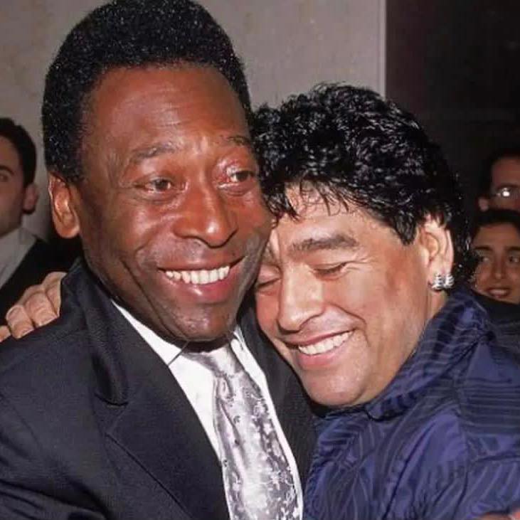 Immagine in evidenza: Pelé e Diego Armando Maradona - crediti foto: pagina ufficiale Facebook del brasiliano
