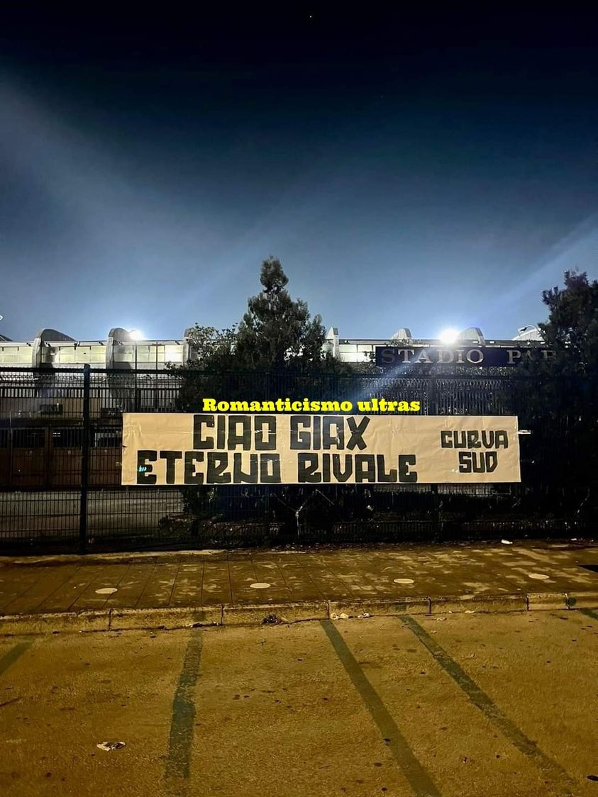 Immagine in evidenza: i tifosi dell'Avellino per Giax - crediti foto: pagina Facebook Romanticismo Ultras