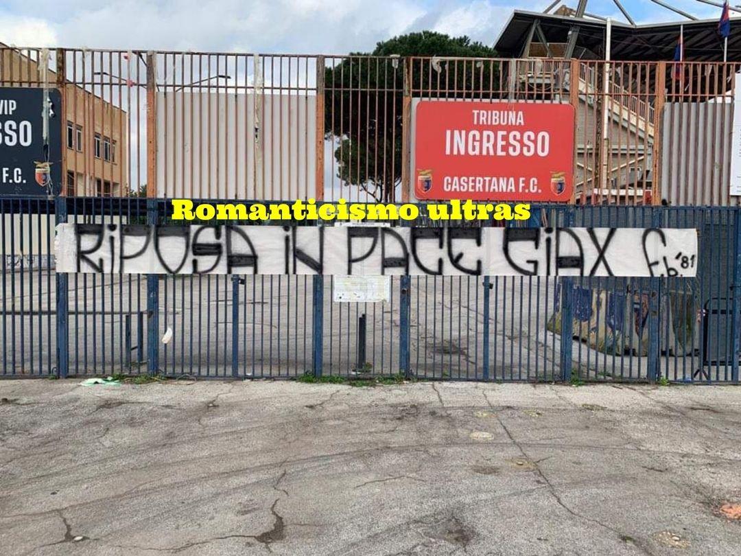 Immagine in evidenza: i tifosi della Casertana per Giax - crediti foto: pagina Facebook Romanticismo Ultras