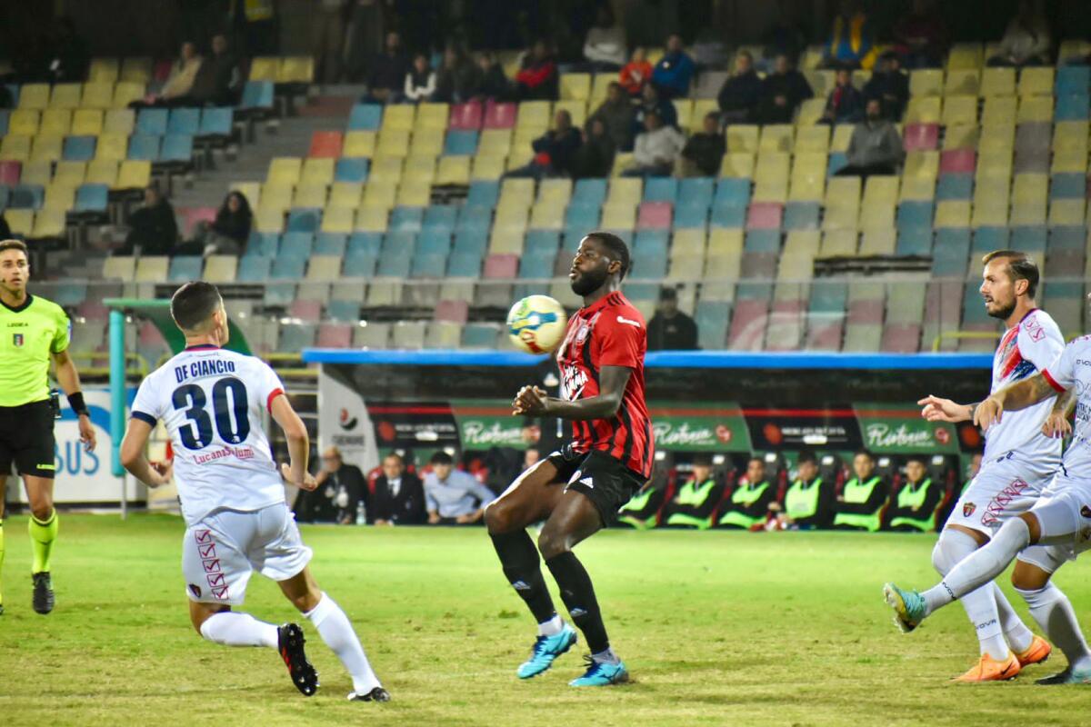 Foggia-Picerno, in vendita i biglietti: tutti i dettagli - Immagine in evidenza: Roberto Ogunseye durante Foggia-Picerno 5-4 d.c.r. di Coppa Italia Serie C 2022/2023 - crediti: foto di Luigia Spinelli
