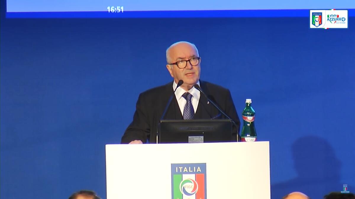 Addio a Carlo Tavecchio, ex presidente FIGC - Immagine in evidenza: Carlo Tavecchio - crediti foto: canale ufficiale YouTube Nazionale Italiana di Calcio (frame da video)