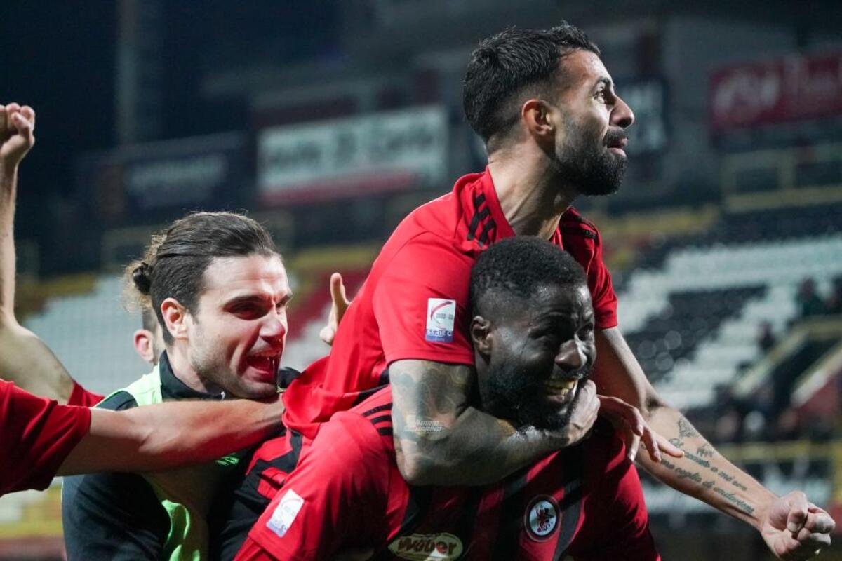 Rassegna stampa, elogi per il Foggia: "Bello di notte" - Immagine in evidenza: uno scatto di Foggia-Juventus Next Gen (Coppa Italia Serie C 22/23) - crediti: foto di Luigia Spinelli (RIPRODUZIONE RISERVATA)