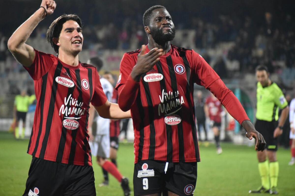 Foggia riparti dalla difesa, testa ora al Francavilla - Immagine in evidenza: Roberto Ogunseye in Foggia-Picerno (Serie C - girone C 22/23) - crediti: foto di Luigia Spinelli