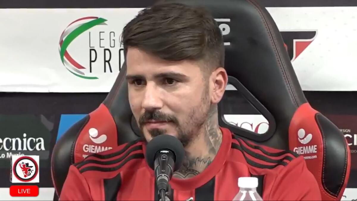 Foggia, la profezia di Vacca: "Prima di smettere..." - Immagine in evidenza: Antonio Junior Vacca in conferenza - crediti foto: pagina ufficiale Facebook Calcio Foggia 1920 (frame da video)