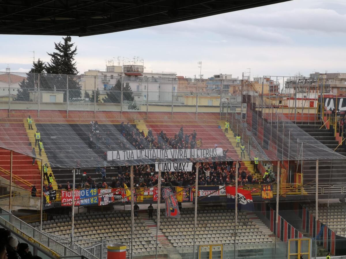I tifosi del Potenza omaggiano Giax: “Vivrai in eterno” - Immagine in evidenza: lo striscione dei tifosi del Potenza per omaggiare Giax - crediti: foto di Mario Mescia/lagoleada.it (RIPRODUZIONE RISERVATA)
