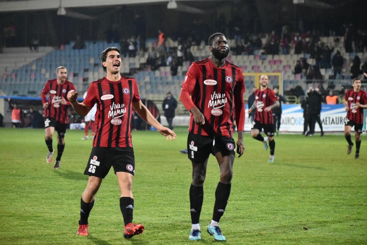 Foggia, clamoroso allo Zaccheria: vince il Picerno! - Immagine in evidenza: Roberto Ogunseye in Foggia-Picerno (Serie C - girone C 22/23) - crediti: foto di Luigia Spinelli