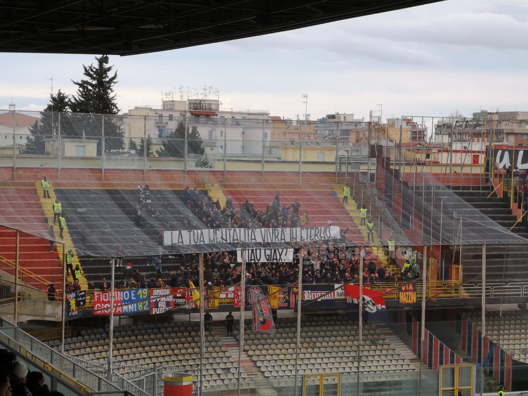 Lo striscione dei tifosi del Potenza per omaggiare Giax, foto di Mario Mescia per lagoleada.it - riproduzione riservata
