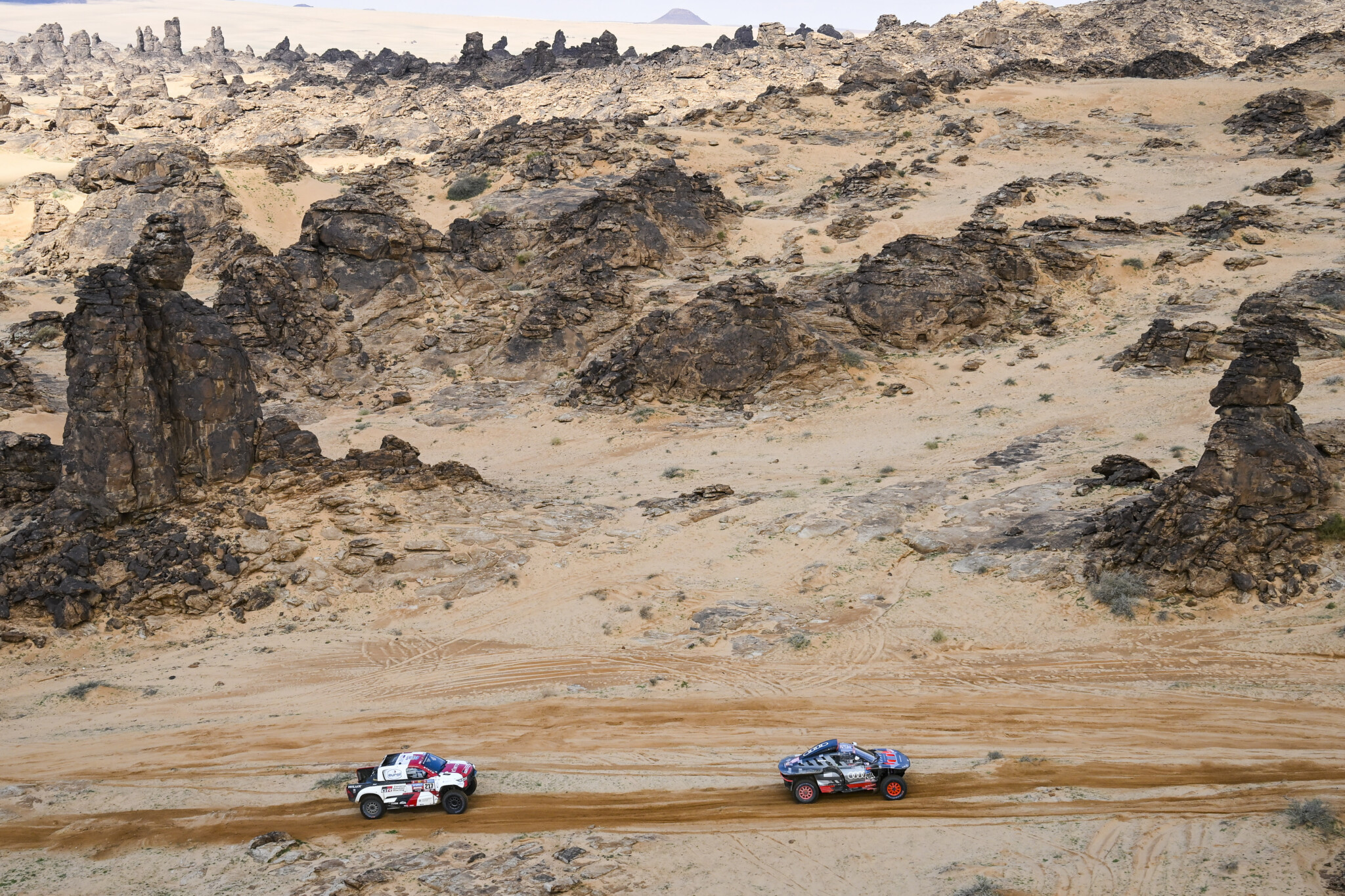 Peterhansel in lotta con un Toyota Hilux (Red Bull Content Pool)