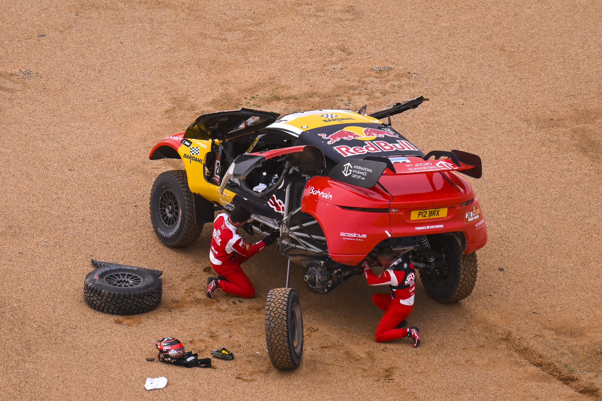 Loeb e Lurquin costretti oggi al ruolo di meccanici (Red Bull Content Pool)