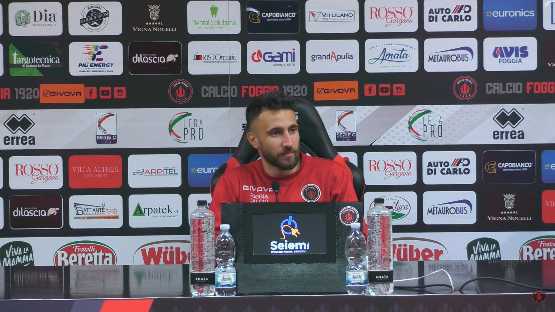 Immagine in evidenza: Giacomo Sciacca ​- crediti foto: screenshot dalla conferenza stampa pre Foggia-Avellino (pubblicata sul canale YouTube ufficiale del Calcio Foggia 1920) del 23/04/2022