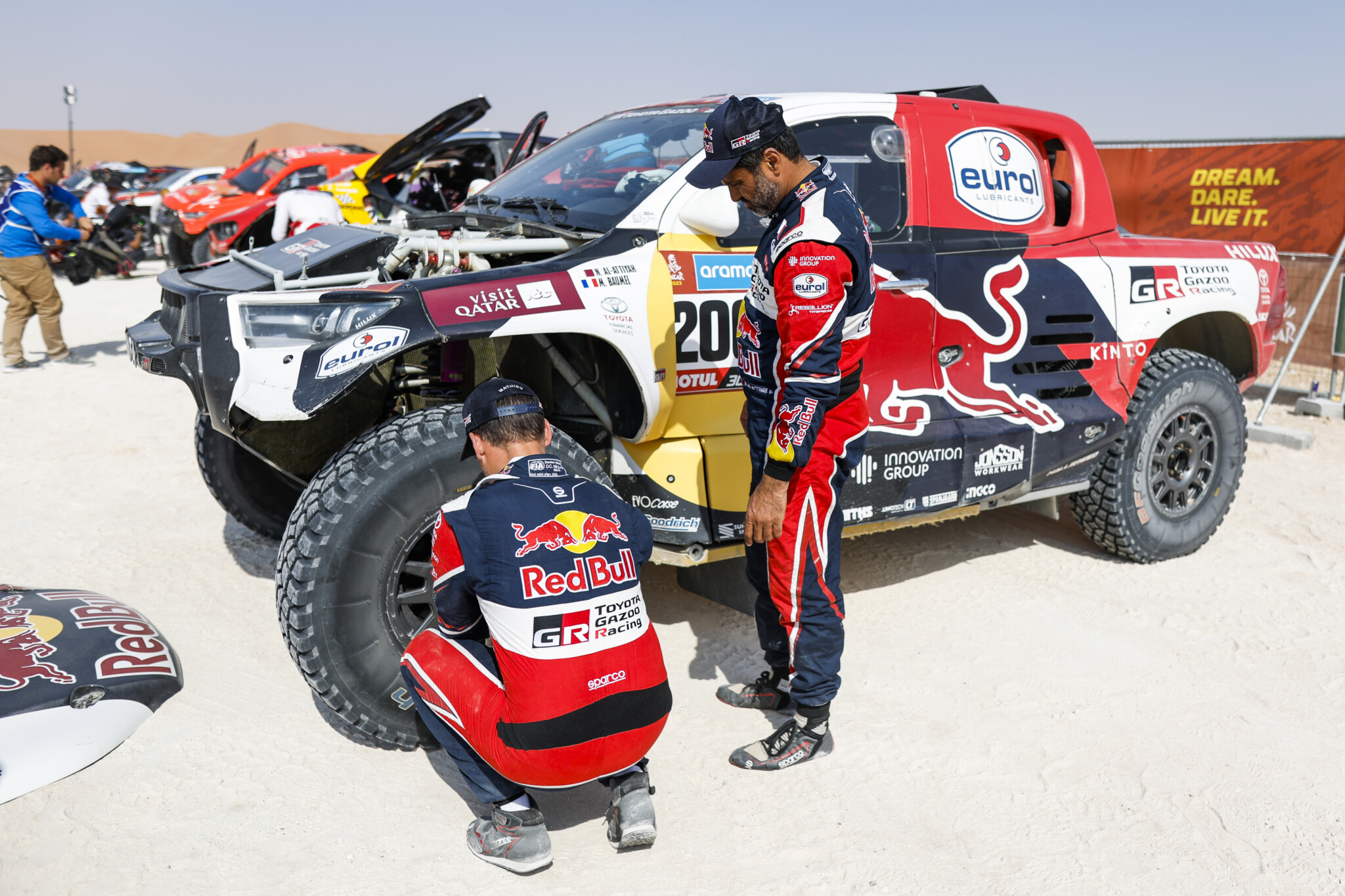 Equipaggi al lavoro dopo la fine della tappa marathon (DPPI / Red Bull Content Pool)
