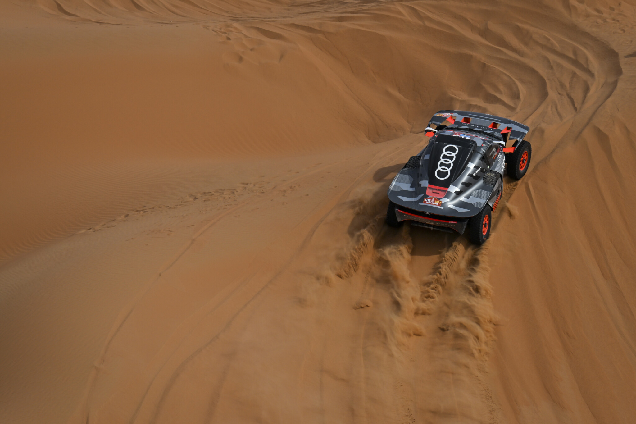 Ekstrom sfida Loeb sulle dune del Quarto Vuoto (Red Bull Content Pool)