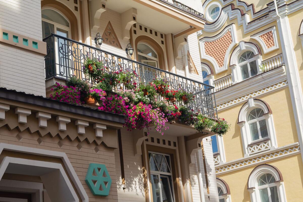Idee vincenti per arredare la casa in stile liberty - Flowers on the balcony of a luxury house in a classic style. Architecture