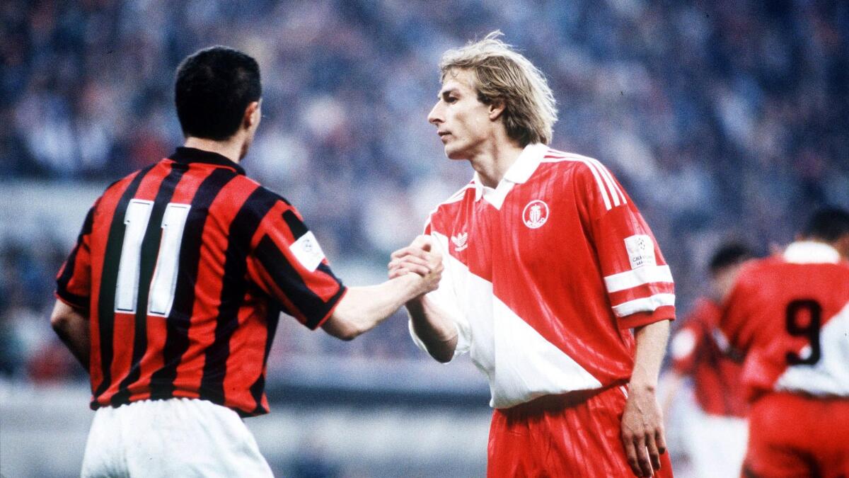 Le migliori finali di Champions League del Milan - Milano, stadio Giuseppe Meazza, 27 aprile 1994. Da sinistra: l'attaccante milanista Daniele Massaro (di spalle) e quello monegasco Jürgen Klinsmann si salutano prima dell'inizio della sfida tra Milan e Monaco (3-0) valevole per la semifinale della UE